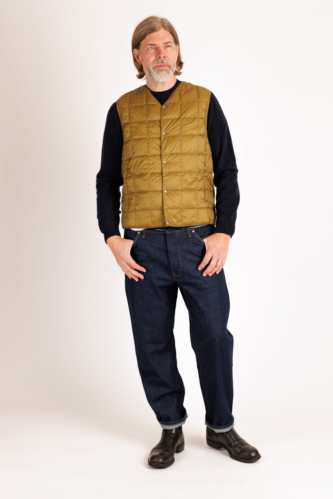 Taion: V-neck down vest with buttons