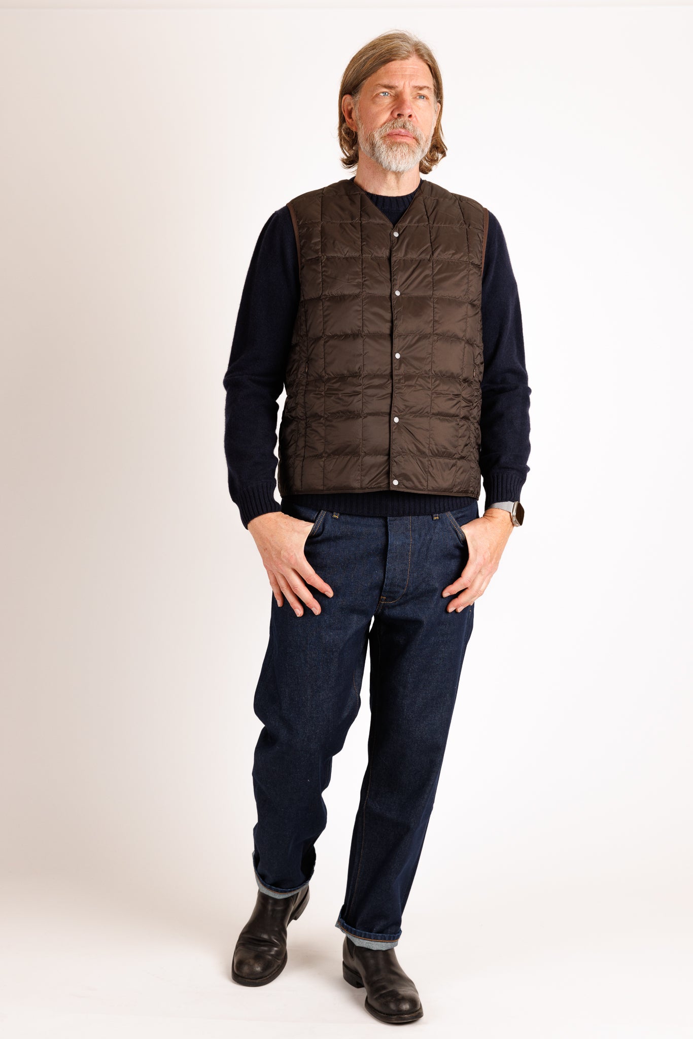 Taion: V-neck down vest with buttons