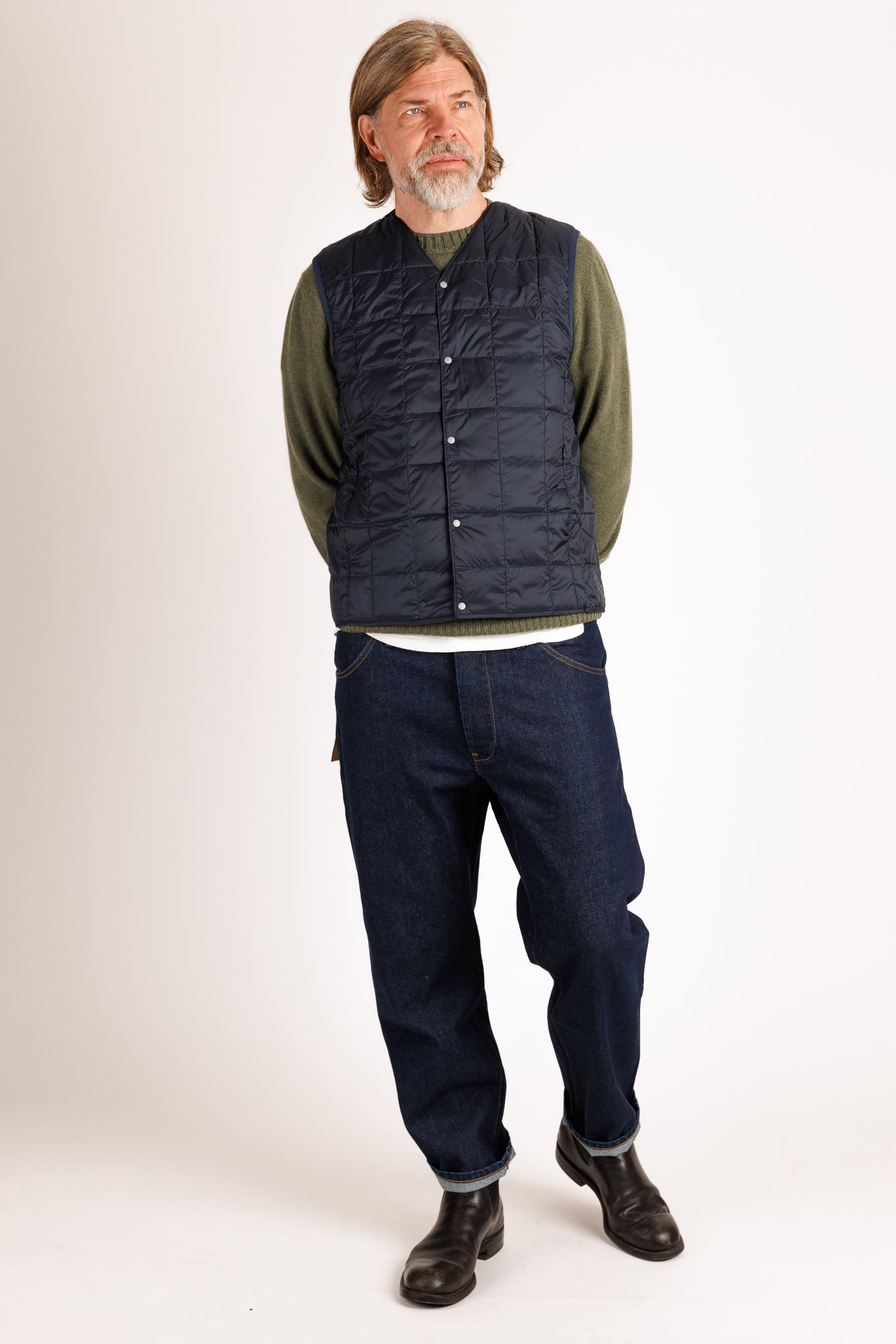 Taion: V-neck down vest with buttons